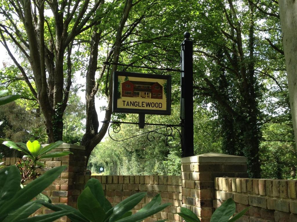 Tanglewood Gatwick Bed & Breakfast Crawley  Esterno foto