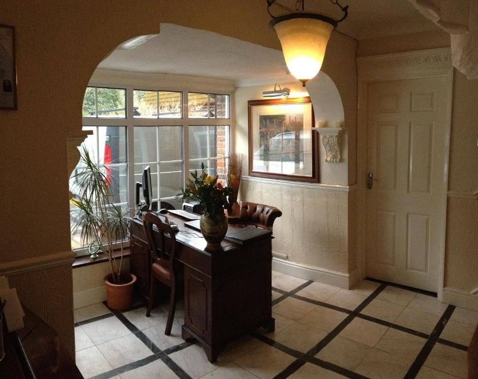Tanglewood Gatwick Bed & Breakfast Crawley  Esterno foto