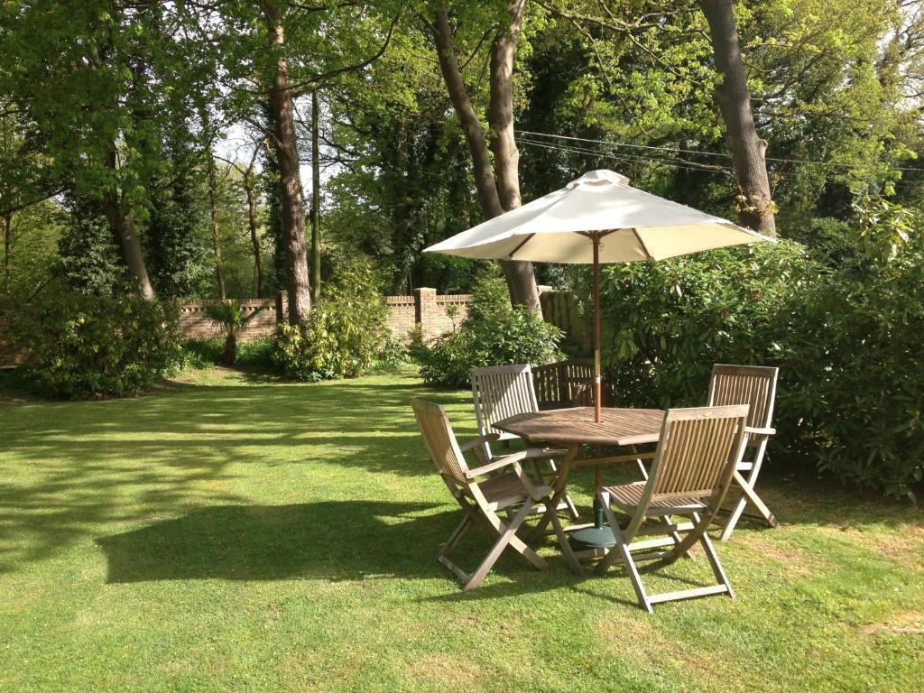 Tanglewood Gatwick Bed & Breakfast Crawley  Esterno foto
